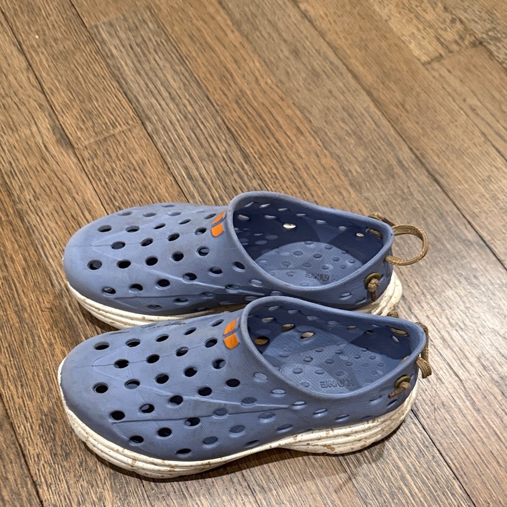 Kane kids recovery shoes